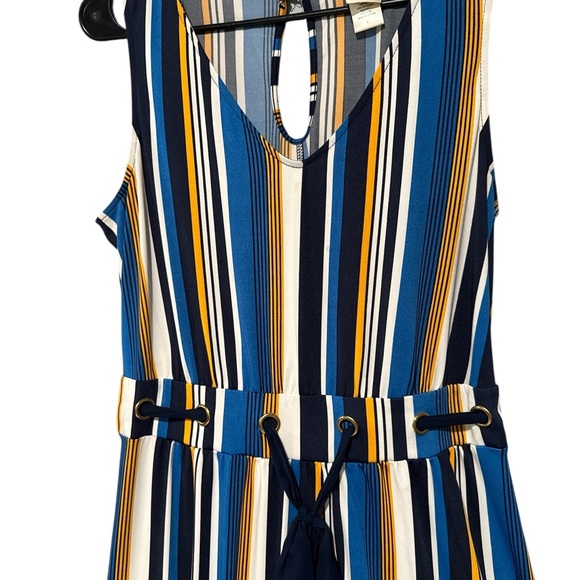 Wrapper Black and White Sleeveless V-neck Sundress - Picture 2 of 4